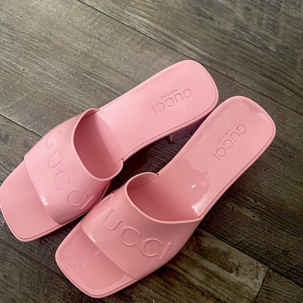 Gucci Slip on rubber slide sandal. Pastel Pink rubber